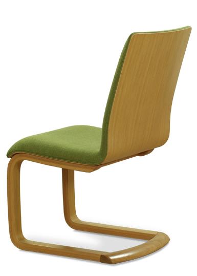 Sedia mod. 705/90L in legno di rovere, sedile e schienale imbottiti.